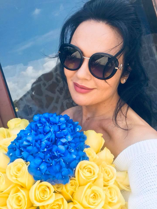 Ioana a primit numeroase buchete de flori de ziua ei
