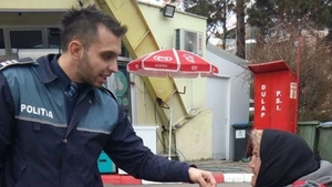 Gestul unui polițist din Cluj față de o bătrână care plângea de foame în fața unei benzinării a ajuns viral pe Internet! Ce a făcut omul legii