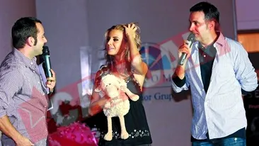 Blonda isi striga seful Porcusor de Guineea