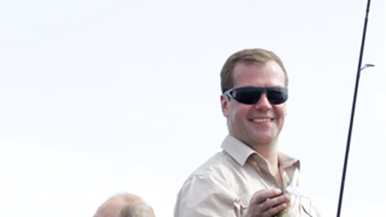 Cum se distreaza oamenii care conduc Rusia: Medvedev si Putin au dat la peste pe Volga