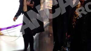 Oana Niculescu Mizil si prietenele, sexy in negru, la mall. Iubita lui Vanghelie, interesata de hainutele pentru copii