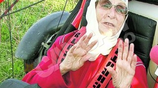 "Oma" are 90 de ani si s-a dat cu parapanta de ziua ei: "E splendid sa zbori!"