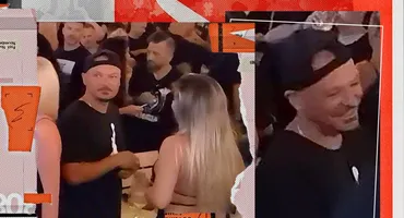 Puya s-a întreținut, la mare, cu o blondă sexy! Au stat la un ”șpriț”, iar ea l-a cuprins de ...