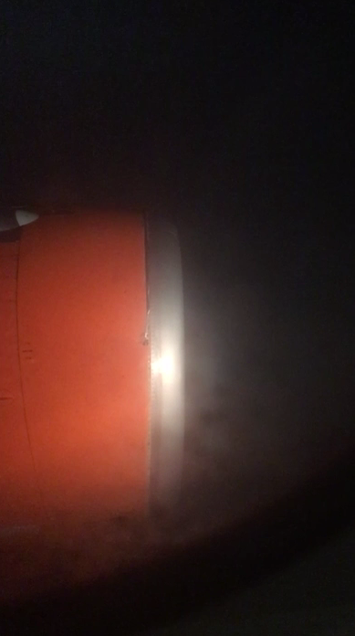 A filmat un moment şocant, chiar înainte ca avionul să decoleze! Ce făcea de fapt un tehnician care fusese chemat să repare motorul