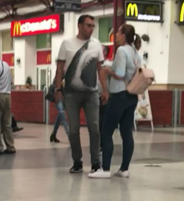 Giovanni şi iubita sa discută în aşteptarea trenului