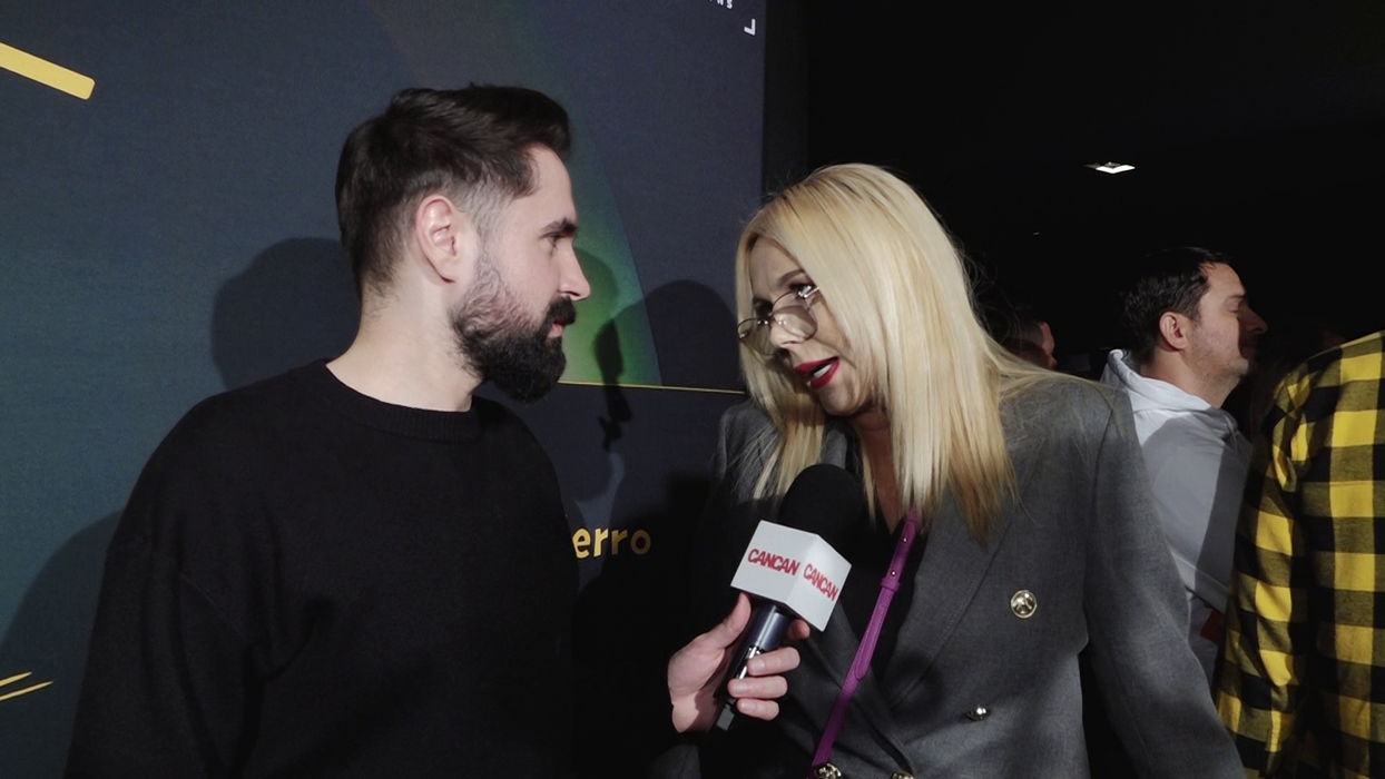 Dana Săvuică: "Am făcut același lucru. Fiica mea, când era mică, pentru a primi educația pe care am primit-o și eu, am făcut-o pachet și am trimis-o în misiunile diplomatice alături de părinții mei. Deci și ea a crescut cu bunicii și a fost departe cumva de părinți!" (Foto: captură video)