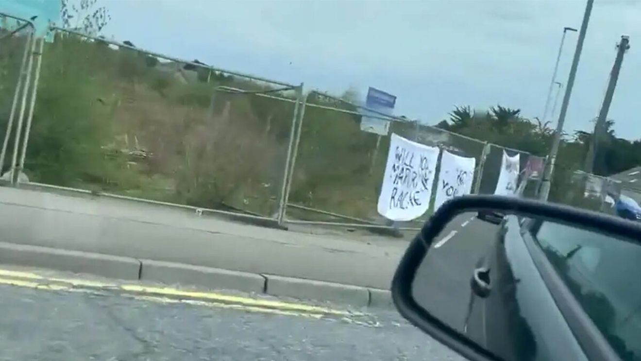 L-a umilit public! Ce răspuns a primit un tânăr, după ce și-a cerut iubita de soție, scriind "Vrei să te măriți cu mine" pe un cearșaf