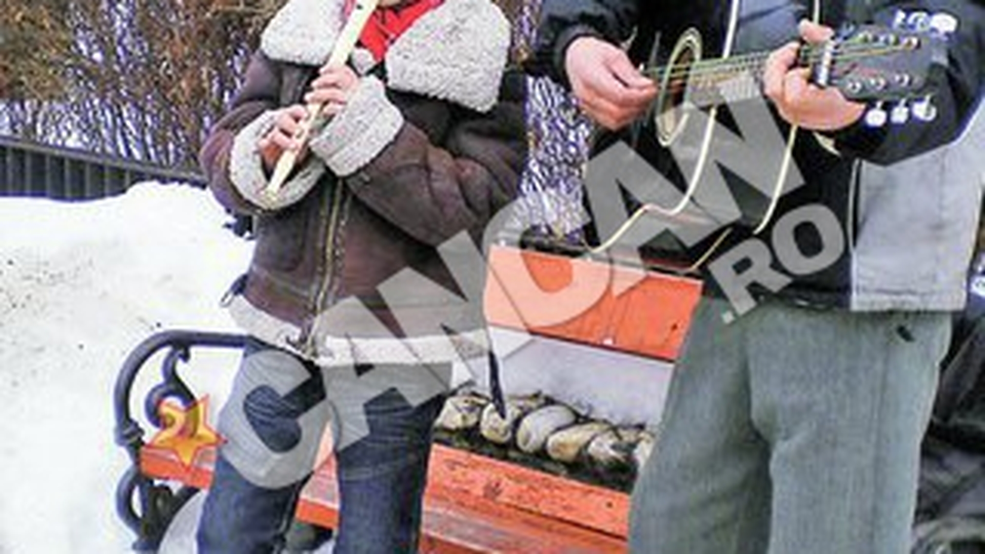 Incredibila poveste a pustiului din Arges care a facut sa lacrimeze o sala intreaga la concursul "Romanii au talent"! Canta pe strada ca sa-si hraneasca fratii