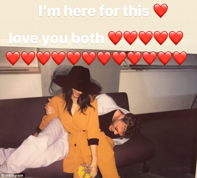 Femeia cu cei mai frumoşi sâni naturali din lume s-a căsătorit! Imagini senzationale din culisele nuntii lui Emily Ratajkowski