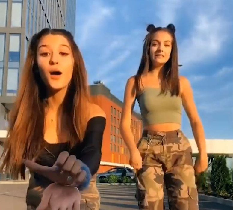 Cele două erau prietene în adolescență