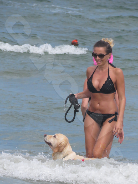 E printre puţinele vedete TV care n-au pozat goale, însă am filmat-o la plajă! ”Blonda de la ştiri” ne-a arătat TOT: silicoane şi posterior de milioane!