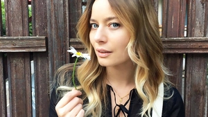 „Semeni cu...“ LAURA COSOI, schimbare uimitoare de look! Actriţa a renunţat la părul blond!