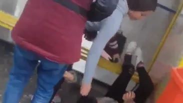VIDEO ȘOCANT. Elevă de clasa a IX-a din Tulcea, snopită în bătaie de două colege, în stația de microbuz. Ce spun autoritățile