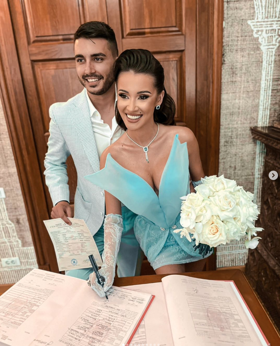După o cerere în căsătorie în Santorini, cei doi și-au oficializat iubirea. (SURSA FOTO: INSTAGRAM.COM)