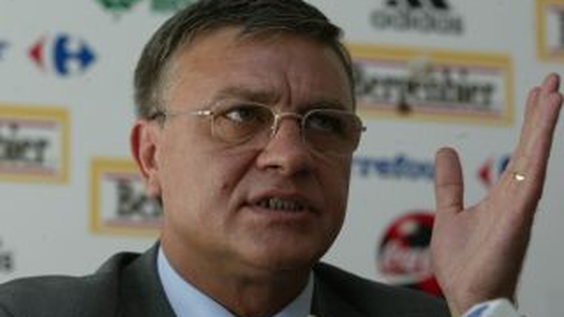 Mircea Sandu: "Jucatorii se gandesc la bautura, droguri si gagici"