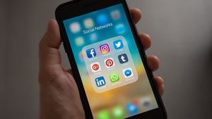 Rețelele de socializare, modul perfect de promovare a fake-news-urilor. Cum au ajutat acestea la răspândirea COVID-19 în România