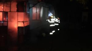 A rămas sub cerul liber. Casă mistuită de foc în Argeș