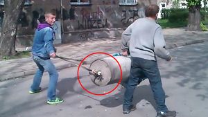 Au vrut sa traga cu tunul! Ce s-a intamplat dupa ce a apropiat torta de acest butoi este total neasteptat
