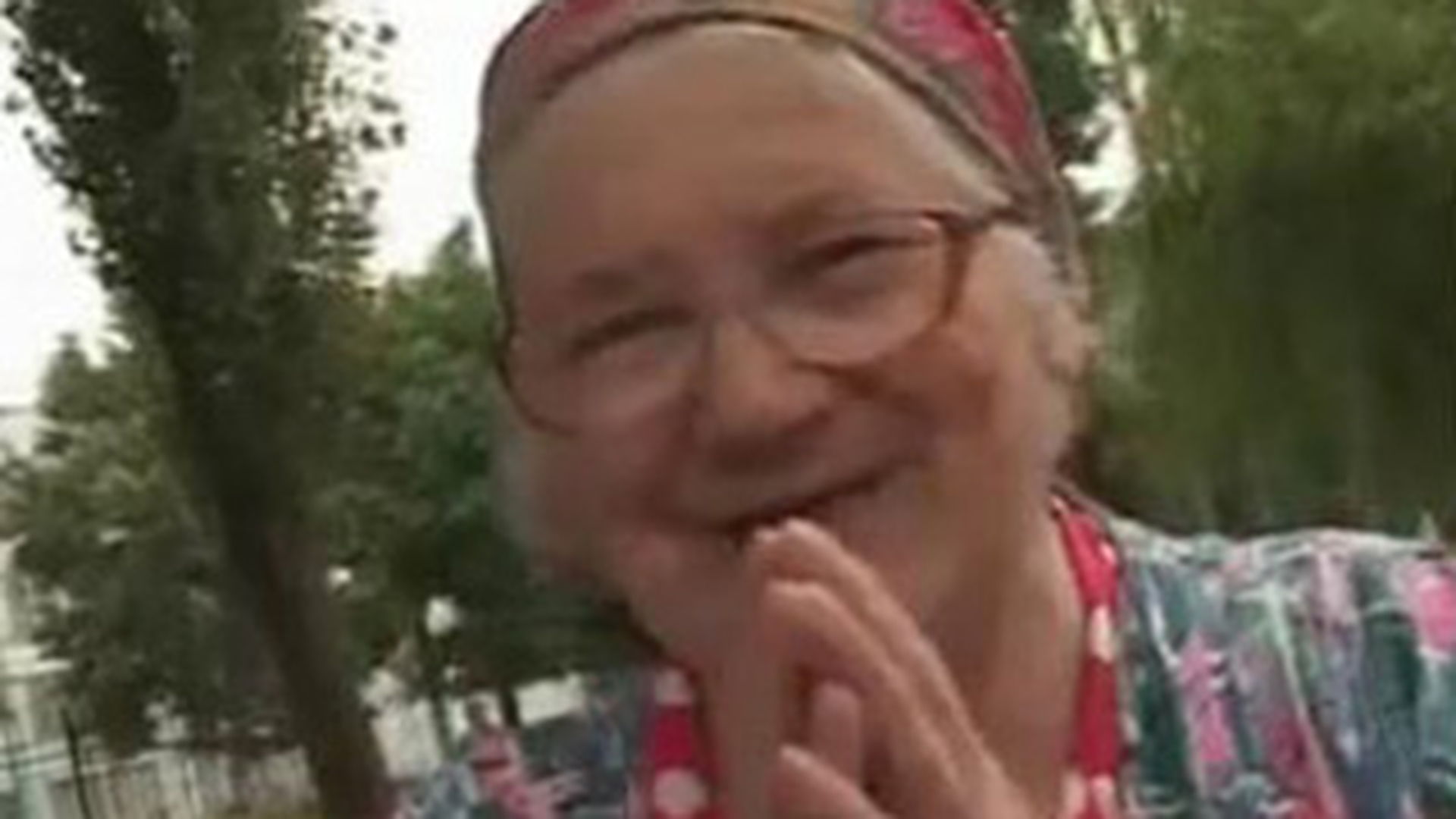 VIDEO "My precious!" Vezi reactia zapacitoare a unei babute care vede prima data in viata ei o camera de filmat! Da-o pe Facebook!