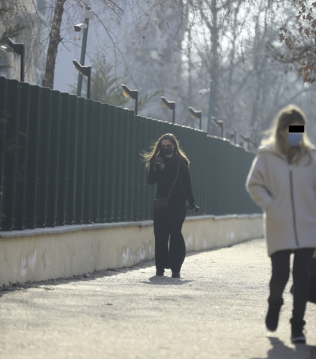 În drum spre salon, fosta soție a lui Adrian Iovan a fost atentă doar la ecranul smartphone-ului, semn că avea ceva important de rezolvat © CANCAN.RO