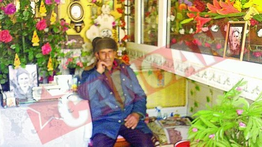 S-a mutat in cavou, alaturi de sotia sa