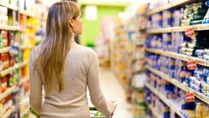 Gestul inedit făcut de un tânăr, după ce a văzut că un străin hărțuia o fată într-un supermarket