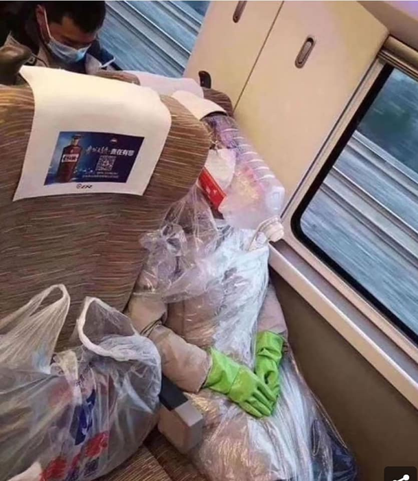 TOP 25 – Cele mai amuzante idei. Cu ce au înlocuit oamenii din imagini masca de protecție