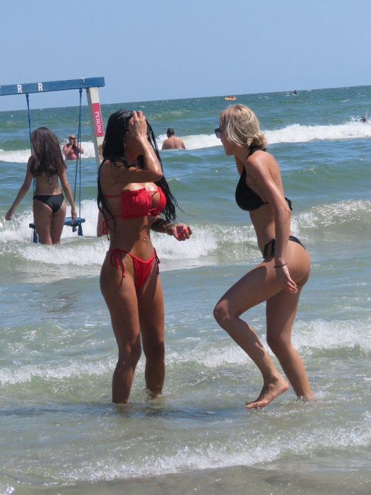 Daniela și Ana Crudu au făcut ravagii la mare