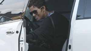 Halle Berry si-a luat ditamai bradul