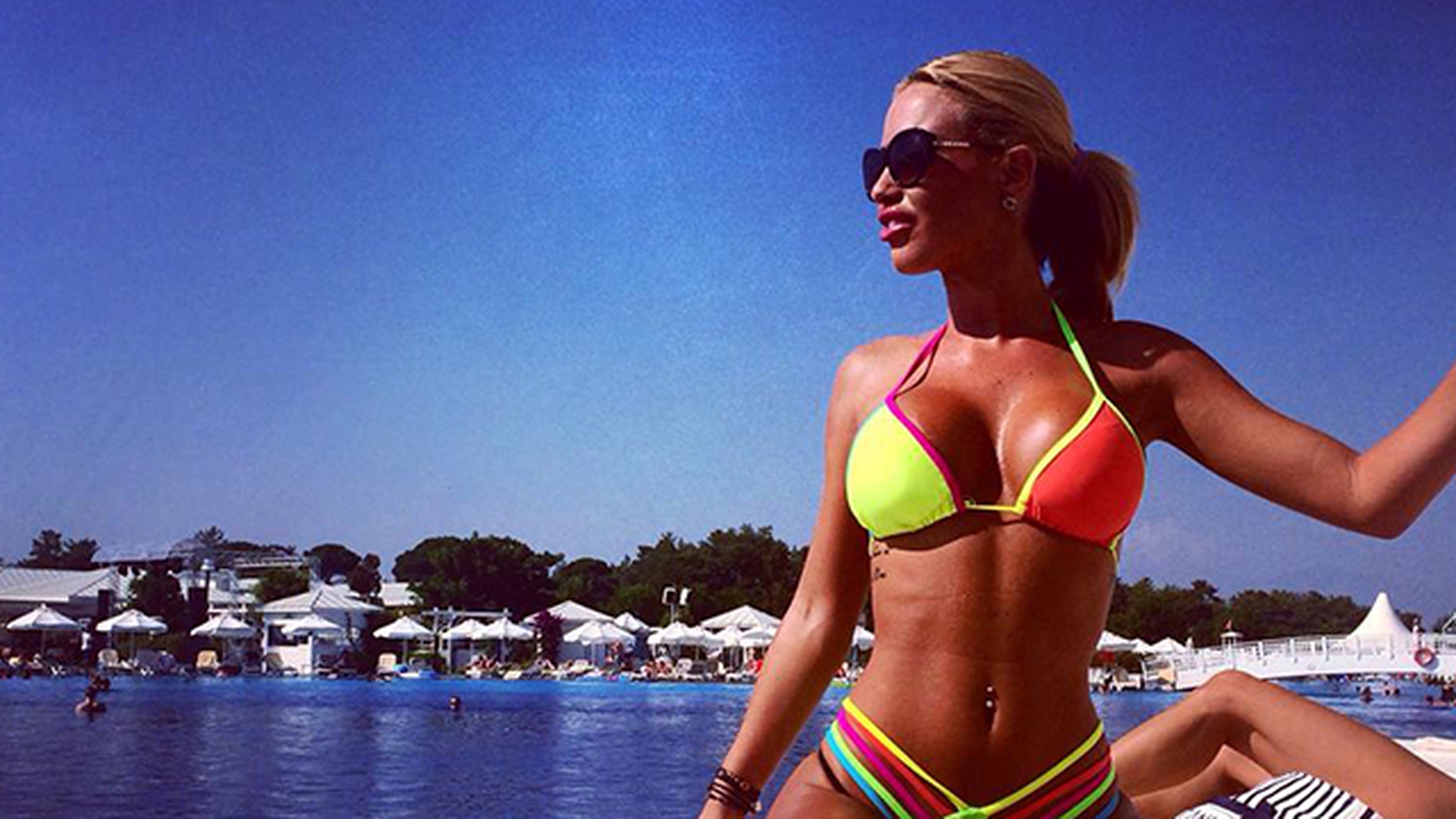 Fanii au innebunit cand au vazut-o asa! Loredana Chivu, GOALA in piscina!