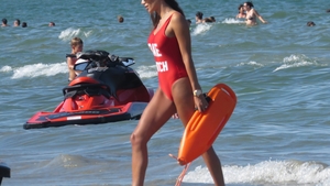 Imaginile care ”taie respiraţia” oricărui bărbat! Nu degeaba am botezat-o… ”Bunesa”! Uite cât de provocatoare a apărut pe plaja milionarilor