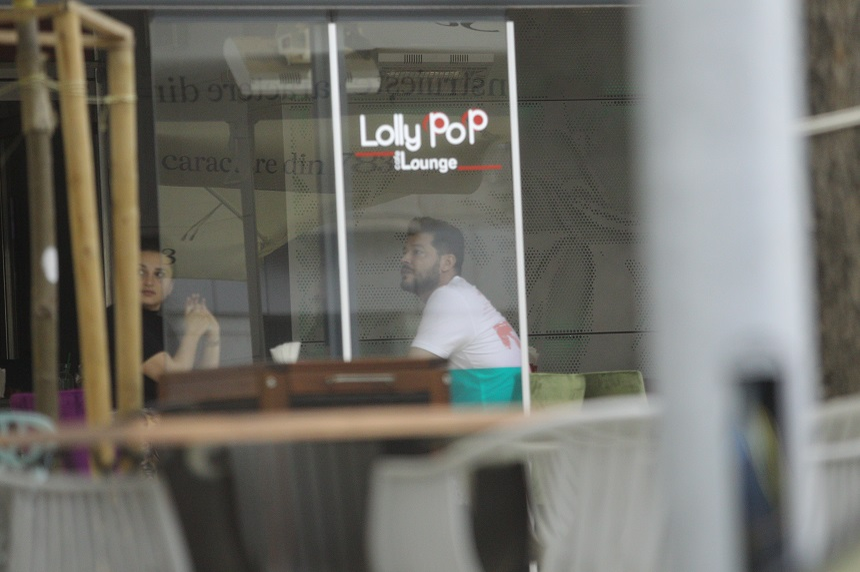 Victor Slav la cafenea, alături de o femeie misterioasă