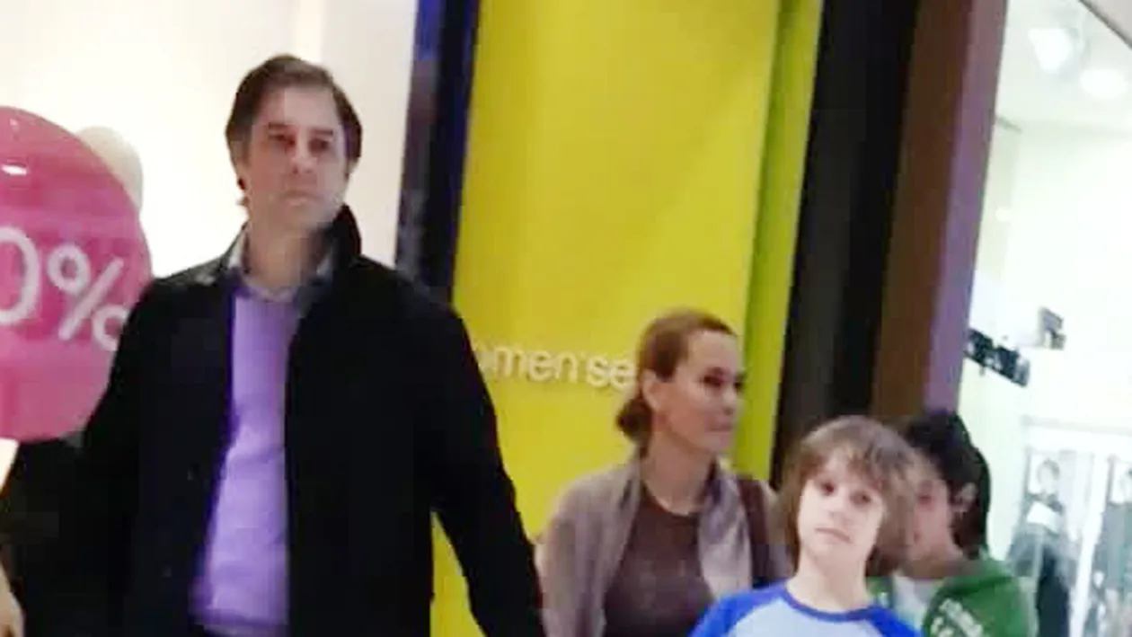 Andreea Esca s-a distrat la mall cu familia! Au intrat la magazinele cu reduceri, insa au plecat cu mainile goale
