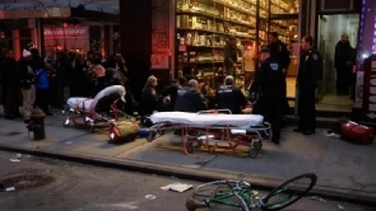 VIDEO / Teroare la New York. A scos pistolul şi a început să tragă! Un român a fost împuşcat!