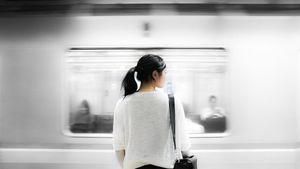 O mamă surprinsă într-o fotografie la metrou a ajuns faimoasă peste noapte. De ce s-a viralizat imaginea. FOTO