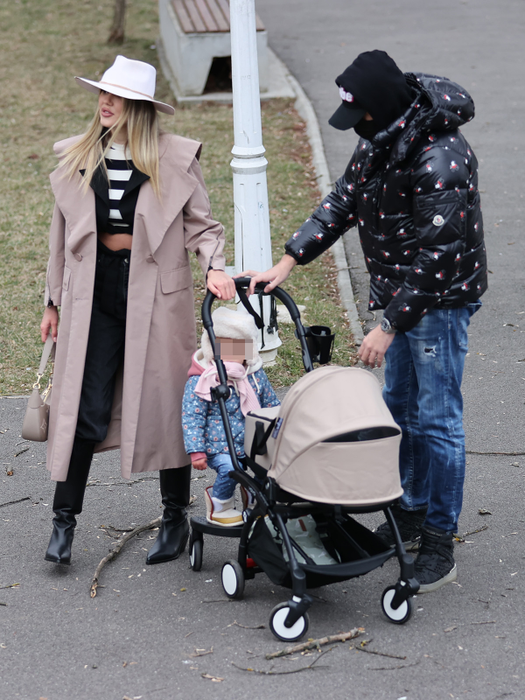 Influencerița și-a prezentat, în fața fotografului, toată familia / (Sursa: CANCAN.RO)