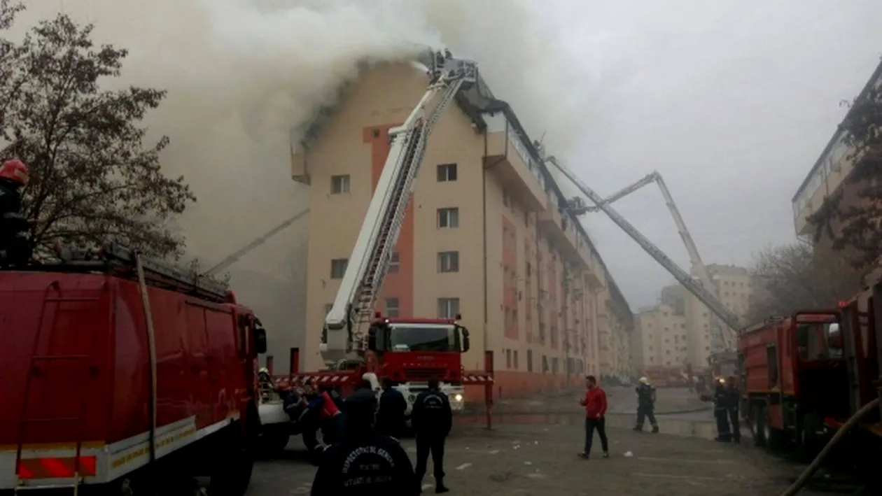 Incendiu într-un bloc din București. Pompierii, puși în fața unei situații neprevăzute