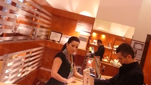 Bogat si galant! Remus Truica stie sa faca impresie buna doamnelor si are si cu ce! A cumparat o sacosa de martisoare din aur
