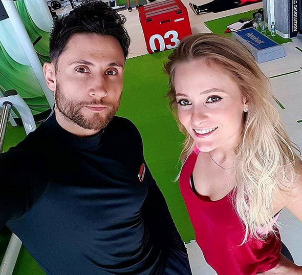 Oana Matache, prima fotografie cu burtica de graviduţă. Chiar dacă este însărcinată, sora Deliei nu poate renunţa la…