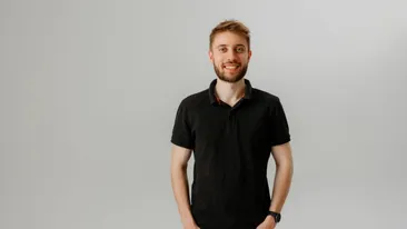 (P) Tricourile polo: Cum să le asortezi cu pantaloni chinos pentru un look echilibrat și actual