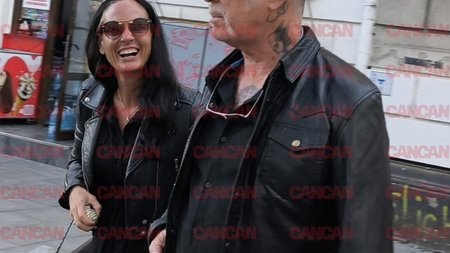 James Hetfield de la Metallica, plimbare romantică cu iubita la Universitate. Un fan a încercat să facă o poză cu el, dar a fost refuzat
