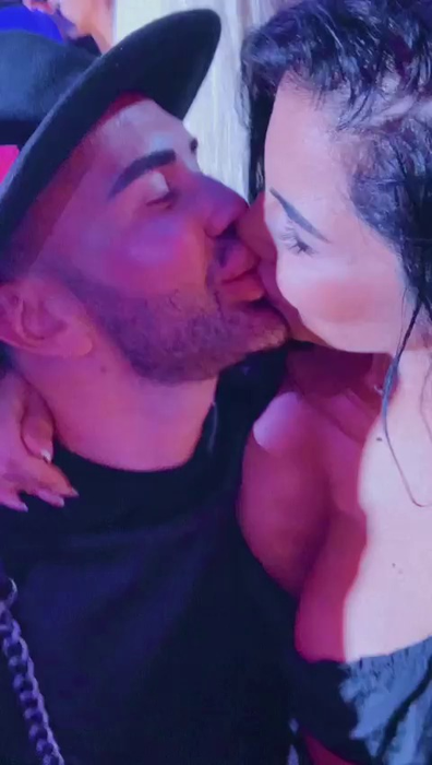 Dudu Conchita s-a sărutat cu o brunetă sexy, în club
