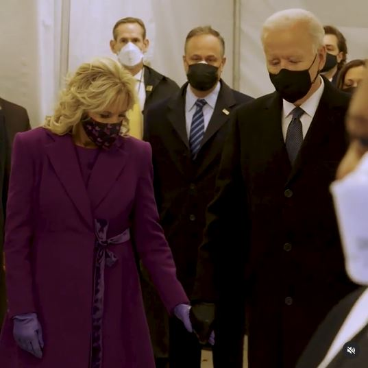 Jill Biden, apariția ravisantă la ceremonia de învestire a soțului ei în funcţia de preşedinte al SUA. Melania Trump a încălcat tradiţia transferului puterii | FOTO & VIDEO