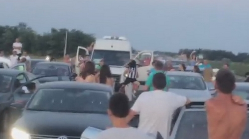 Au petrecut ca in club in timp ce erau blocati pe Autostrada Soarelui! Imagini BESTIALE cu cei mai veseli romani