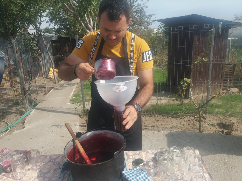 Craioveanul vinde 1.400 de borcane de zacuscă pentru a înființa un centru destinat femeilor abuzate