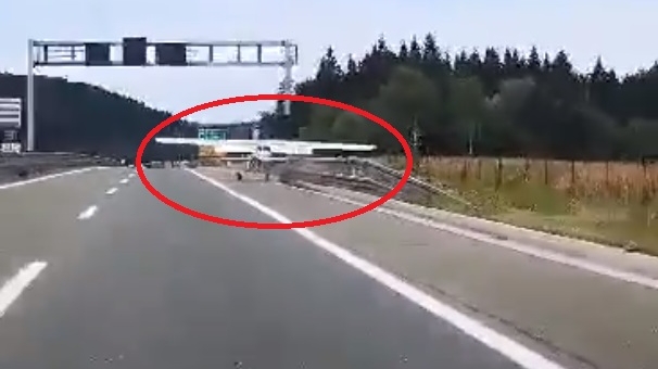 Un avion de mici dimensiuni a aterizat de urgenţă pe o autostradă din Croaţia. Momentul a fost filmat