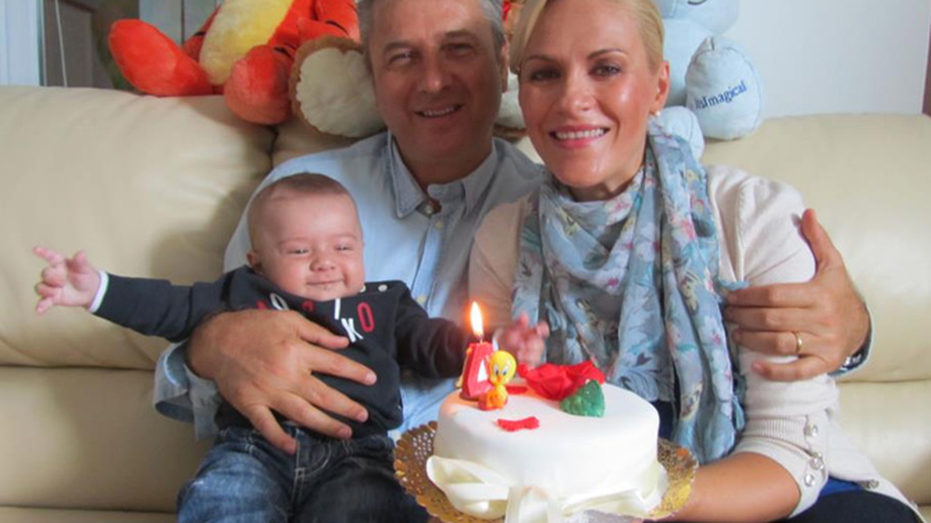 Baiatul Gabrielei Firea a implinit patru luni! Uite ce vesel e in bratele tatalui sau! Rade cu gura pana la urechi!