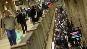 Un bărbat a fost bătut și înjunghiat în stația de metrou Unirii din Capitală