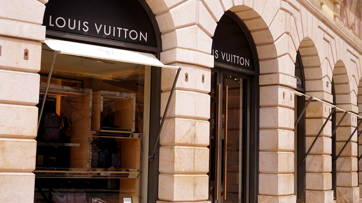 Suma este ireală! La ce preț se vinde o geantă Louis Vuitton cu găuri