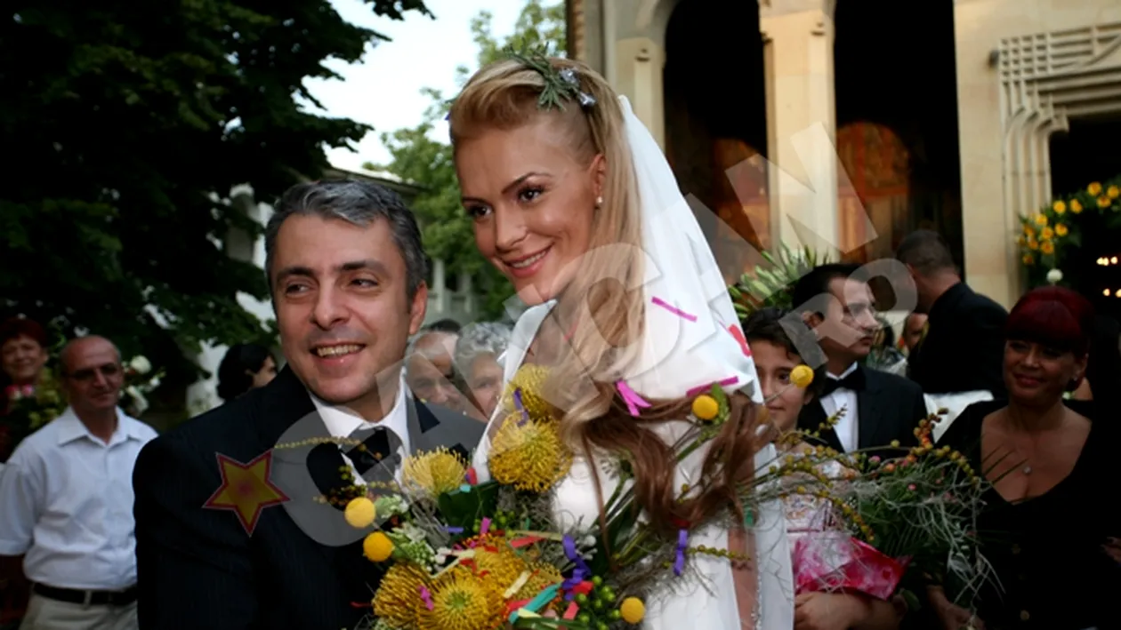Cum a fost la nunta lor? Roxana Ciuhulescu s-a dus la manastire cu elicopterul si a fost recuperata de sot cu zece sticle de sampanie